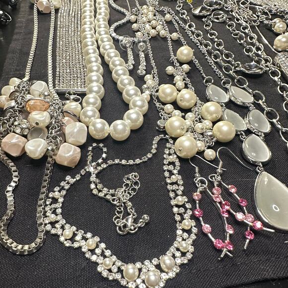 Bundle jewelry lot 55+ pieces modern silver tone faux pearls rhinestones - Picture 6 of 16